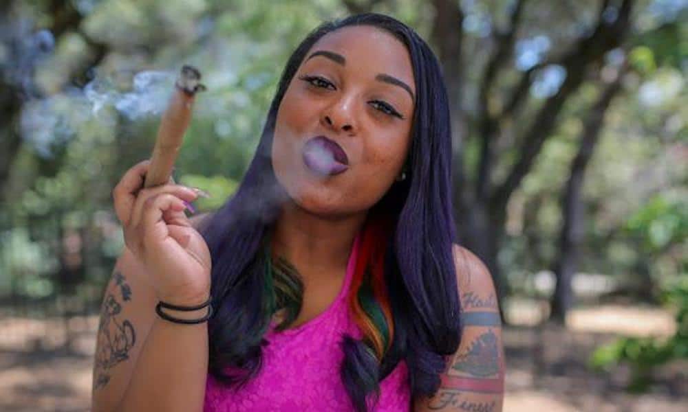 blackwomansmokingMarijuana 