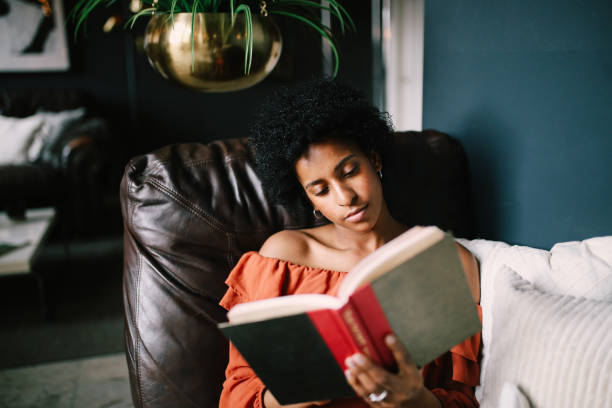 blackwoman-READINGABOOK